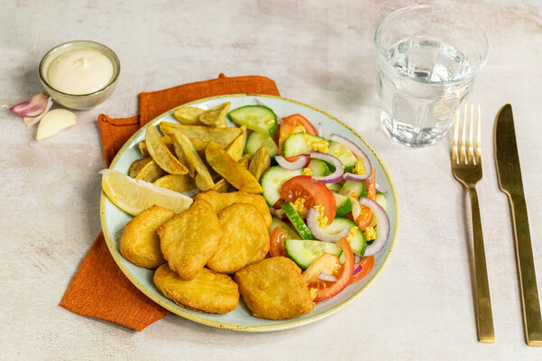 Chicken Nuggets met wedges en salade